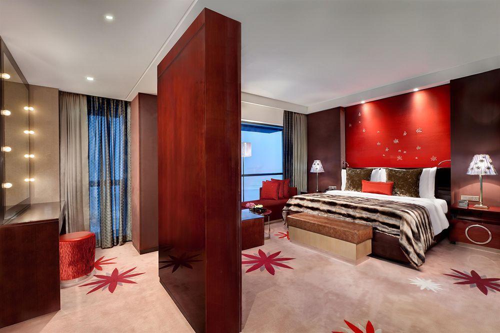 Le Meridien City Centre Bahrain Manama Ngoại thất bức ảnh A bedroom at the hotel