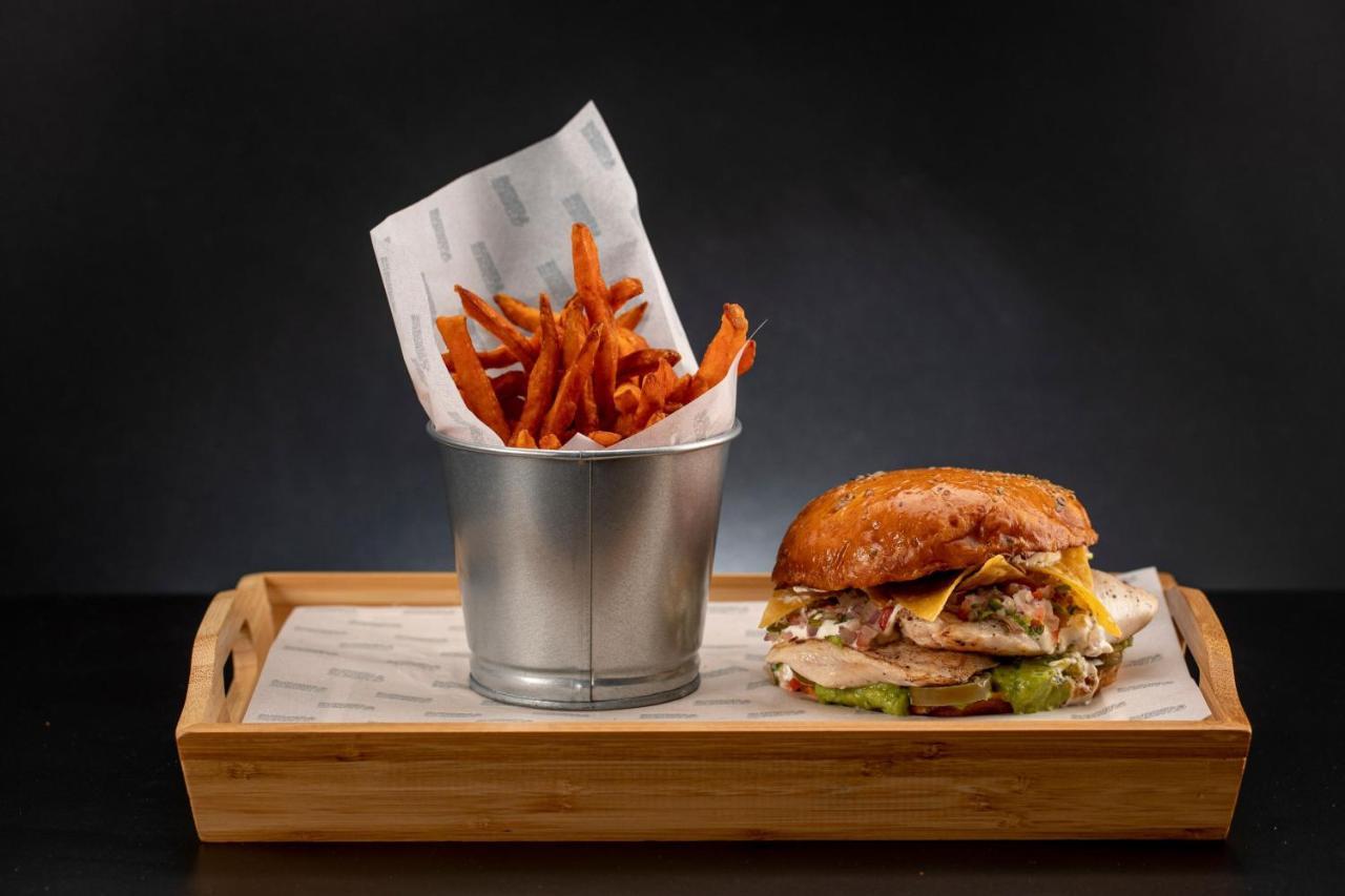 Le Meridien City Centre Bahrain Manama Ngoại thất bức ảnh A burger and fries
