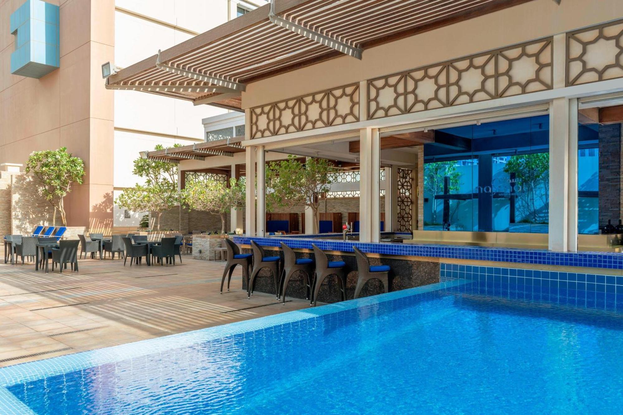 Le Meridien City Centre Bahrain Manama Ngoại thất bức ảnh The pool at the hotel