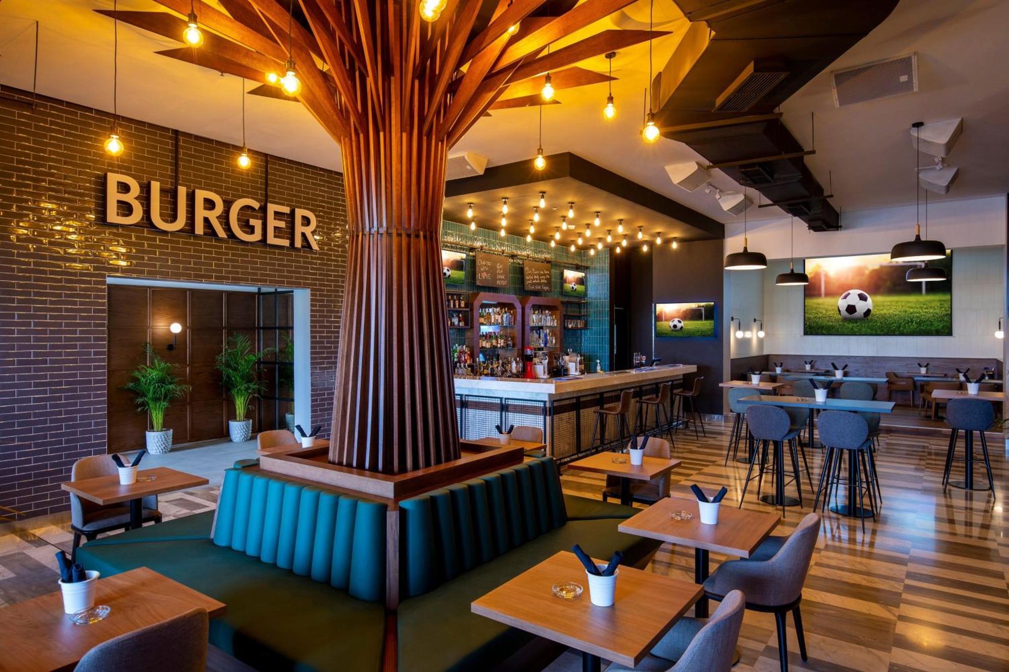 Le Meridien City Centre Bahrain Manama Ngoại thất bức ảnh Burger restaurant in the airport