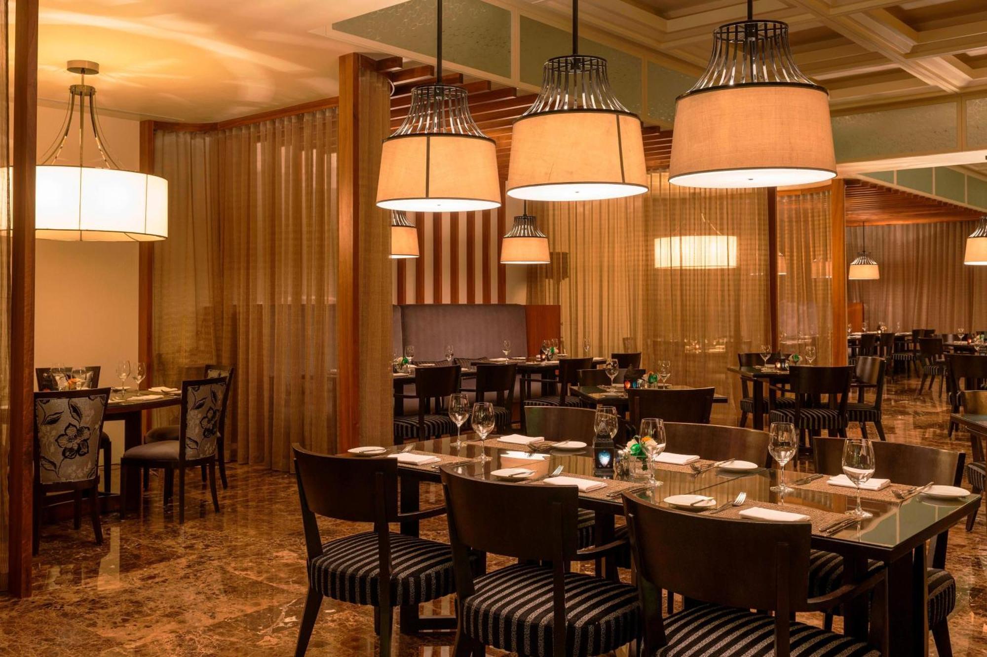Le Meridien City Centre Bahrain Manama Ngoại thất bức ảnh The interior of the restaurant