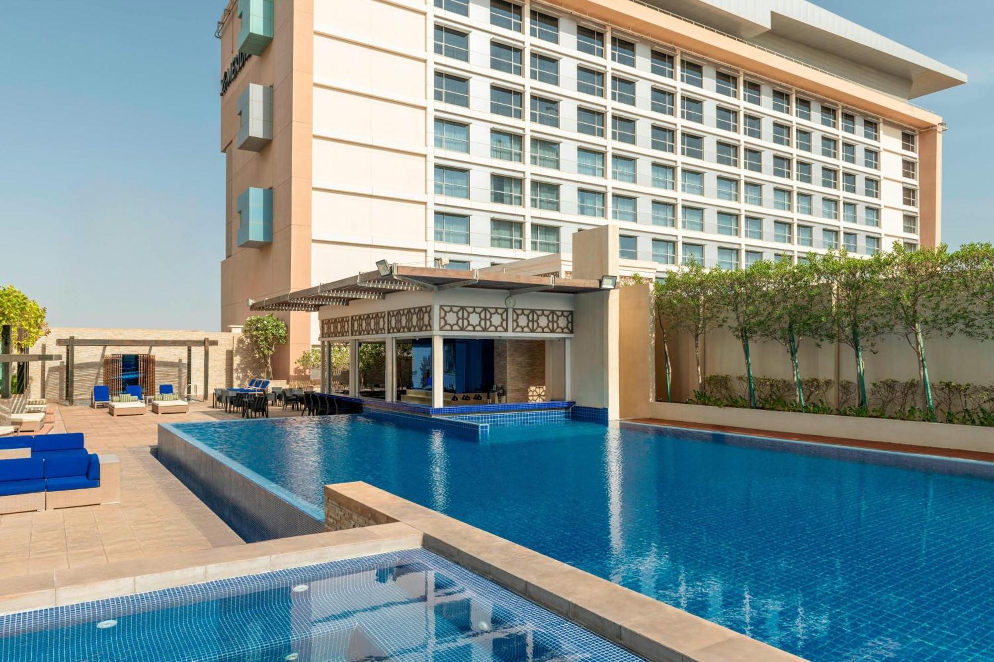 Le Meridien City Centre Bahrain Manama Ngoại thất bức ảnh The swimming pool at the hotel