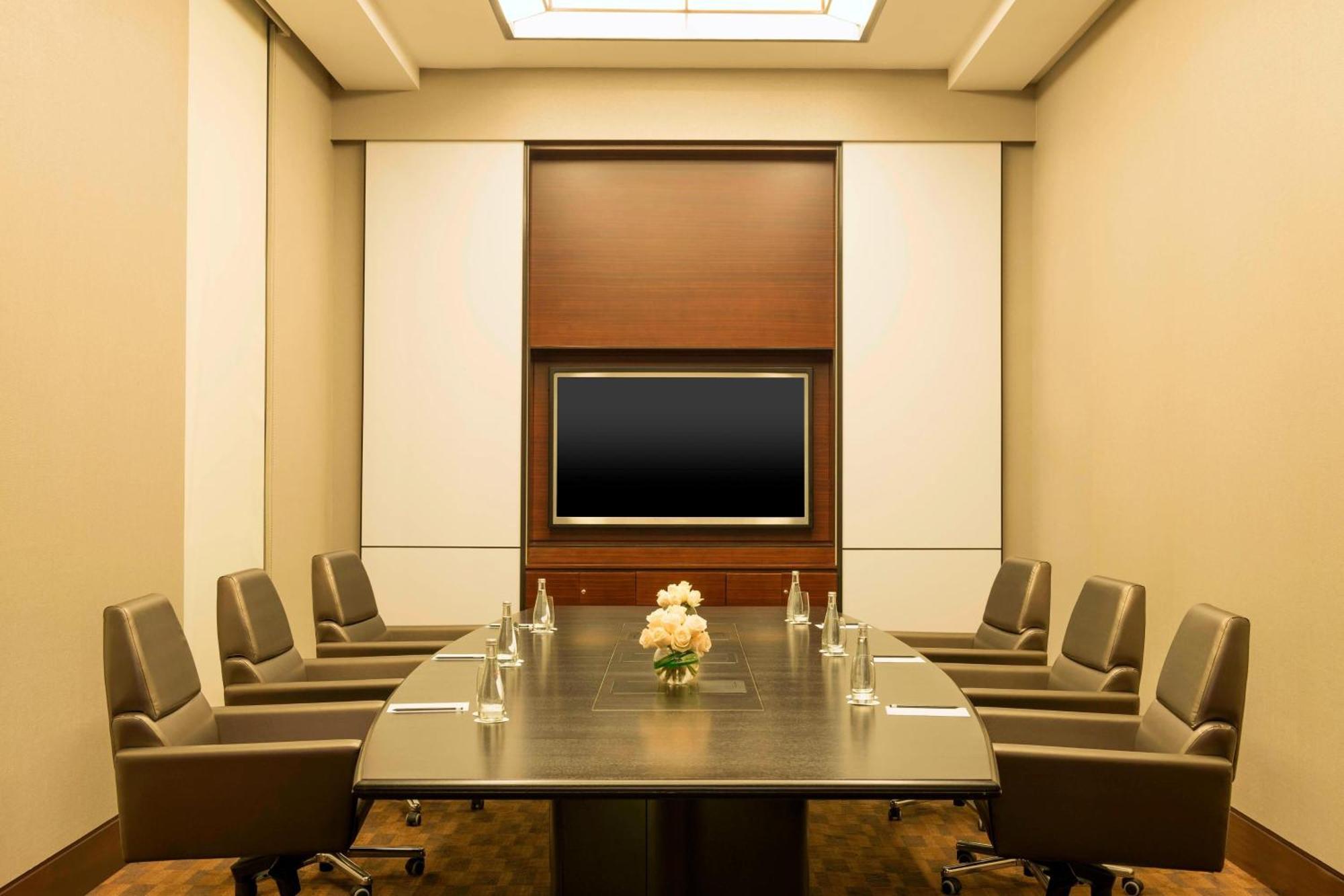 Le Meridien City Centre Bahrain Manama Ngoại thất bức ảnh A boardroom at the Four Seasons Hotel, New York City