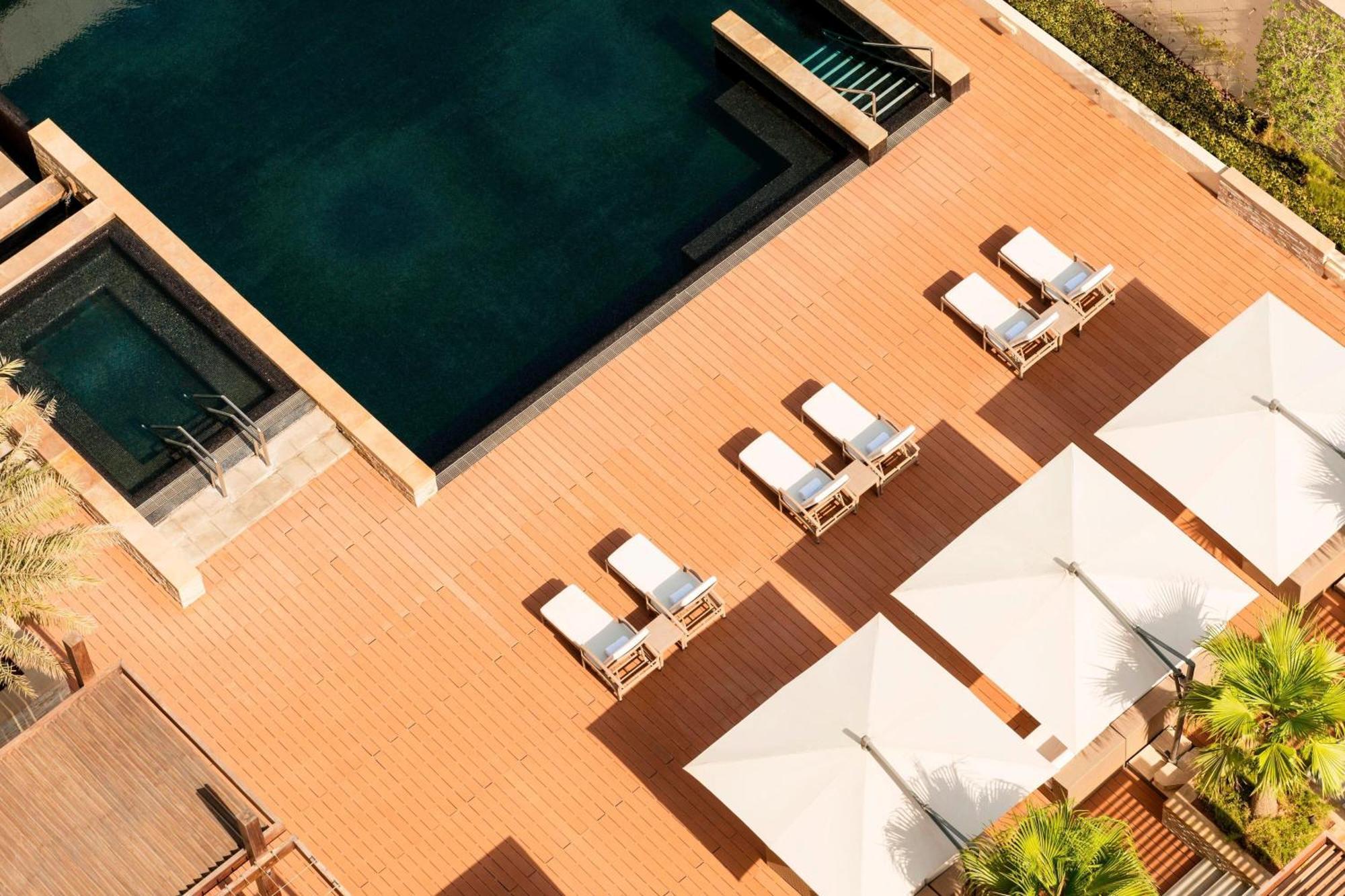 Le Meridien City Centre Bahrain Manama Ngoại thất bức ảnh The pool at the hotel