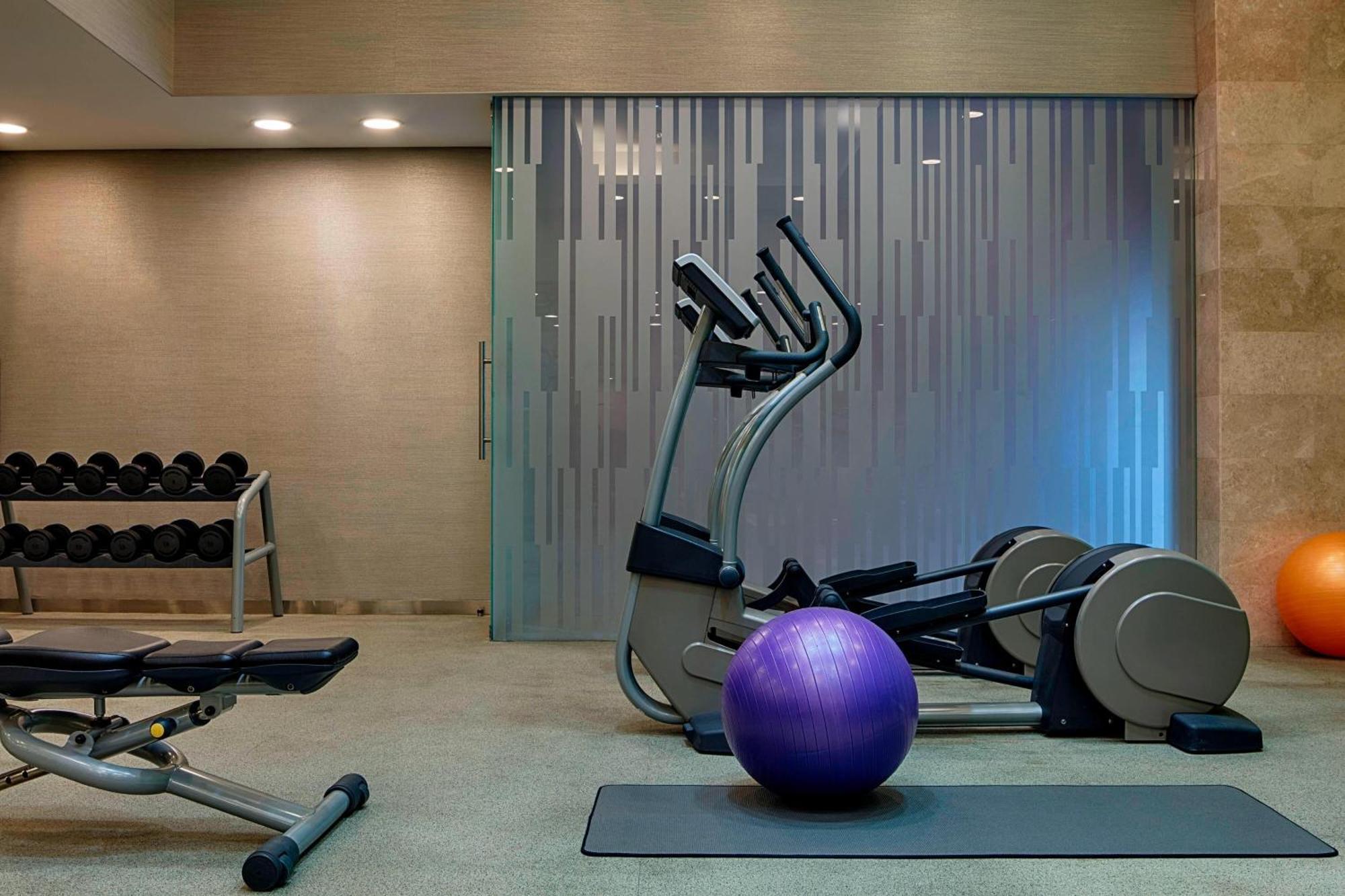 Le Meridien City Centre Bahrain Manama Ngoại thất bức ảnh A typical gym